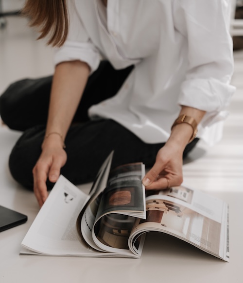 Judith von you did blättert durch Magazin