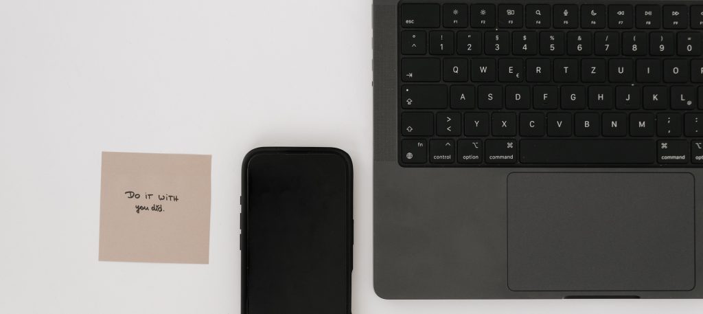 Laptop und Smartphone und you did Post it