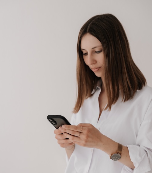 Judith von you did hält Smartphone in der Hand